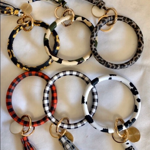 Wristlet Key Ring with Tassel and Gold Accessory - Picture 3 of 8